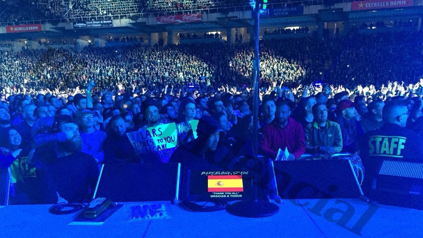Imagen desde el escenario en el que se ve la bandera de España. (El Confidencial)