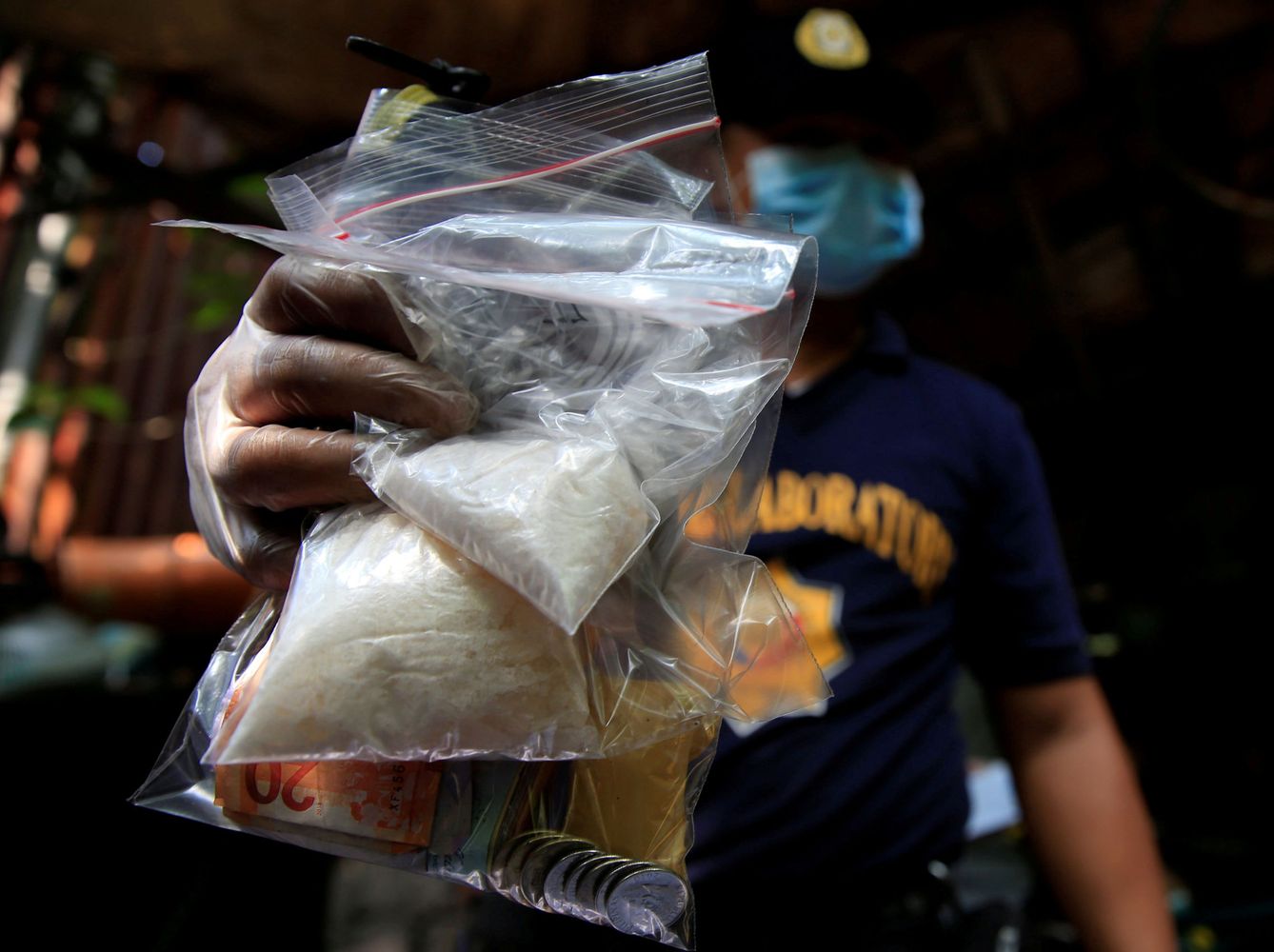 Miembros de la Policía Nacional de Filipinas muestran bolsas incautadas de 'shabu' o metanfetaminas, el 3 de julio de 2016 (Reuters)