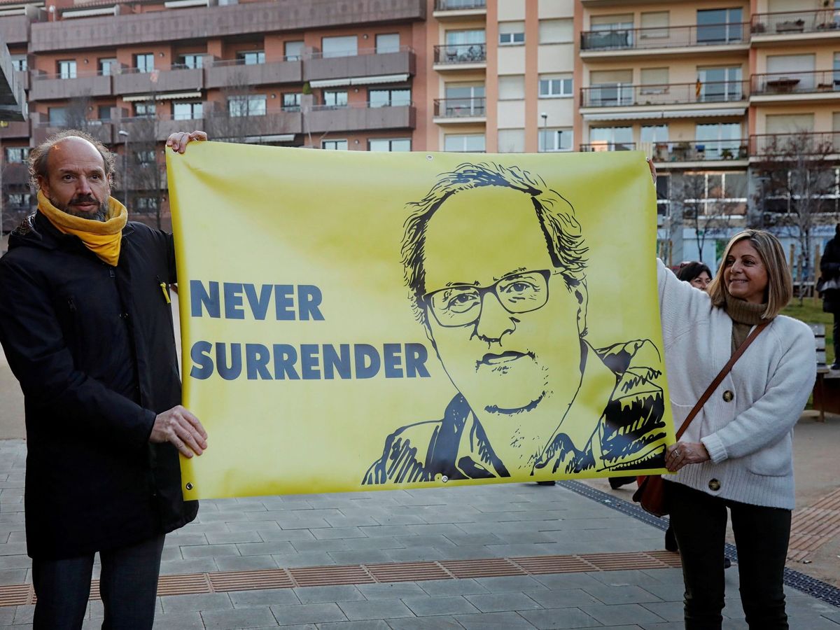 Foto: Unos manifestantes muestran su apoyo al presidente de la Generalitat, Quim Torra. (EFE)