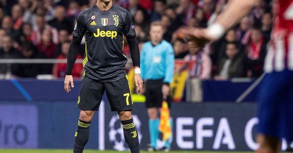 Foto: Cristiano, a punto de lanzar una falta en el partido entre el Atlético Madrid y la Juventus disputado en el Wanda Metropolitano