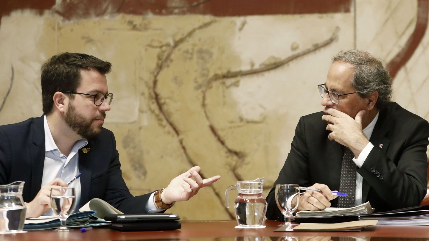 Pere Aragonés, a la izquierda, conversa con Quim Torra en una imagen de esta misma semana (EFE)