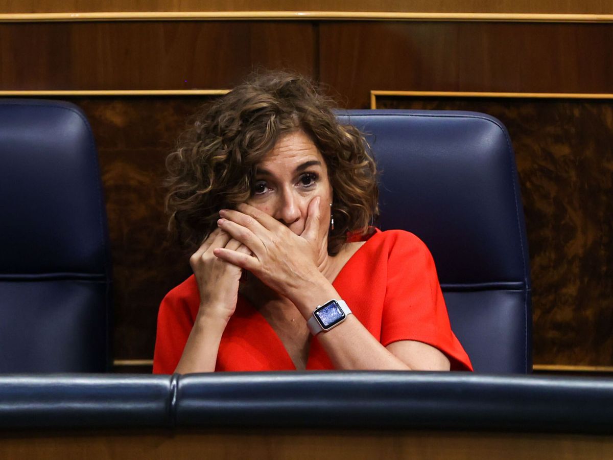 Foto: La ministra de Hacienda, María Jesús Montero, en su escaño en el Congreso. (EFE/Kiko Huesca)