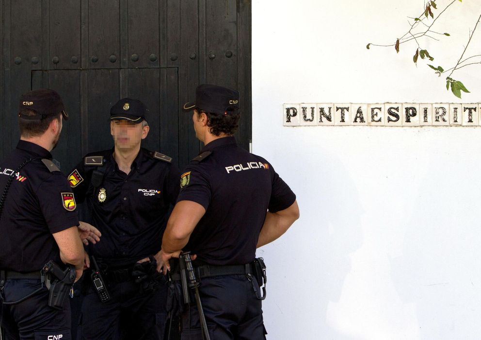 Foto: La policía judicial registra la casa de verano del exconsejero de Hacienda de la Junta de Andalucía. (EFE)