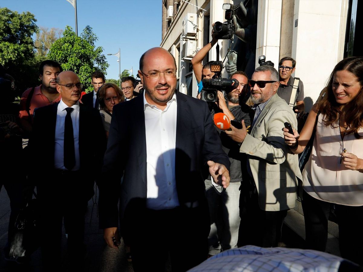 Foto: El expresidente del Gobierno murciano Pedro Antonio Sánchez (c), a su llegada a la Audiencia Provincial de Murcia en 2022. (Europa Press/Edu Botella)
