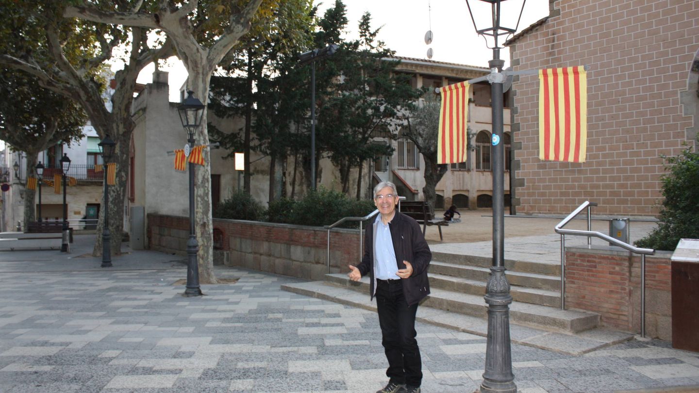 Josep Manel Ximenis ante la iglesia de Arenys. R. M.