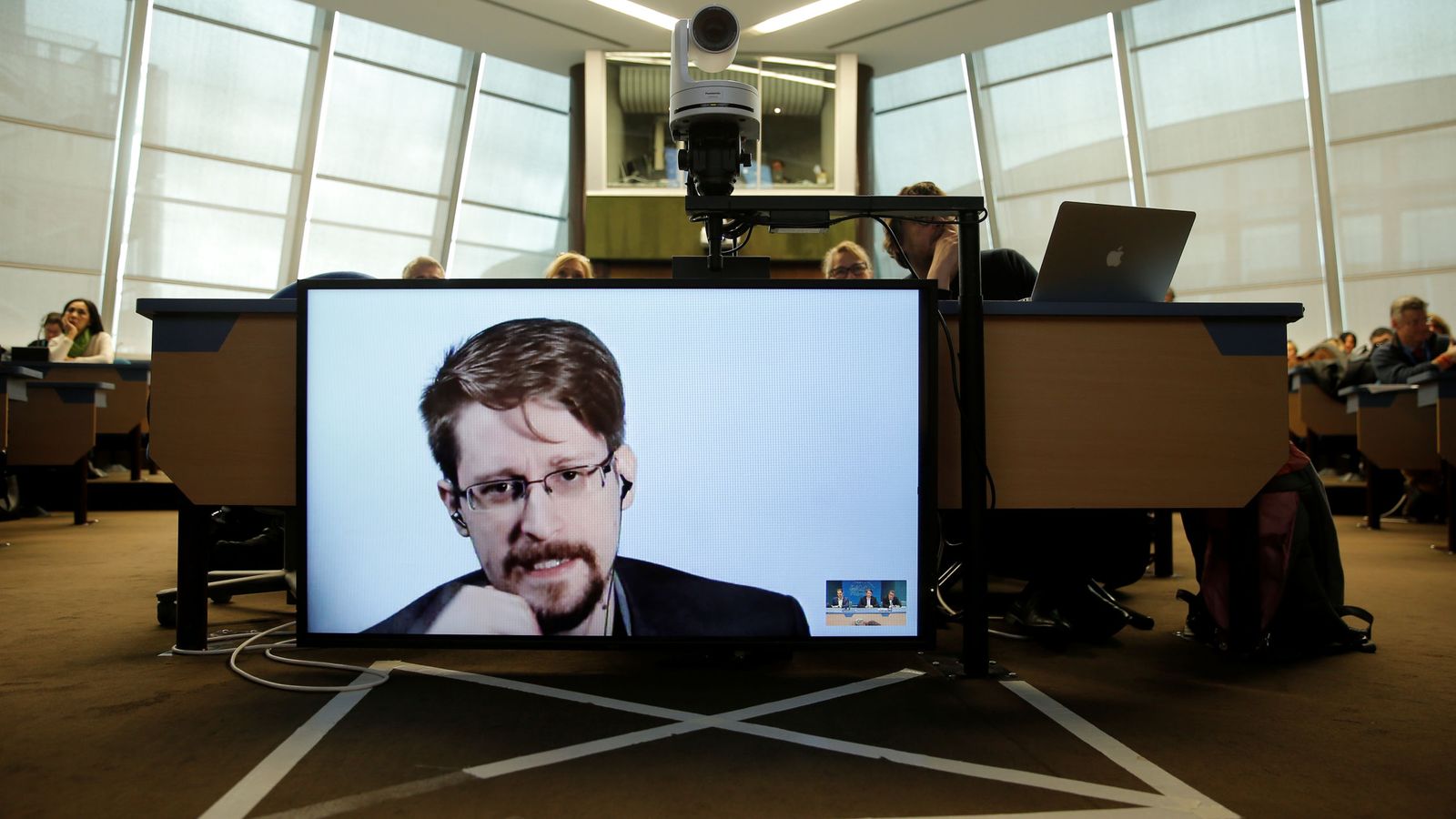 Edward Snowden, durante una intervención por videoconferencia en el Consejo Europeo de Estrasburgo. (Reuters)