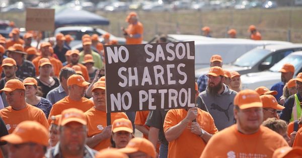 Foto: Un huelguista de Solidaridad muestra un cartel con el siguiente mensaje: "Sin acciones de Sasol no habrá petróleo". (Cedida por Reint Dykema/Solidaridad)