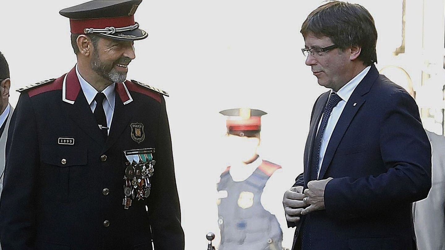 Carles Puigdemont(d), junto a Josep Lluís Trapero. (EFE)