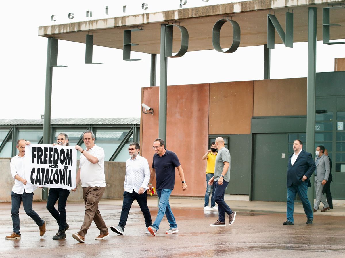 Foto: Los presos independentistas, a su salida de la cárcel. (Reuters/Albert Gea)