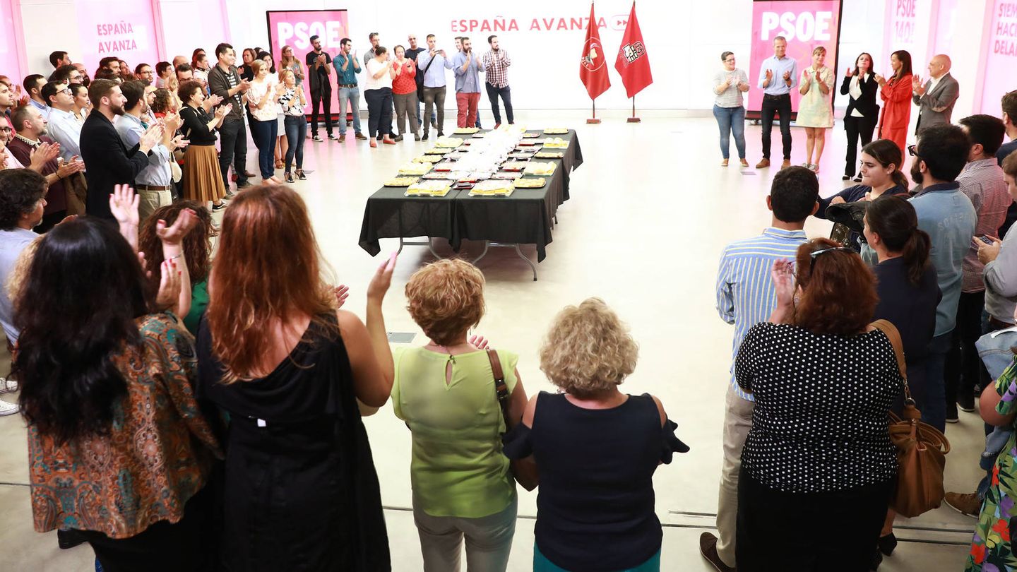 Adriana Lastra y miembros de la dirección del PSOE celebran con los trabajadores de Ferraz el fallo del Supremo sobre la exhumación de Franco, este 24 de septiembre. (Inma Mesa | PSOE)
