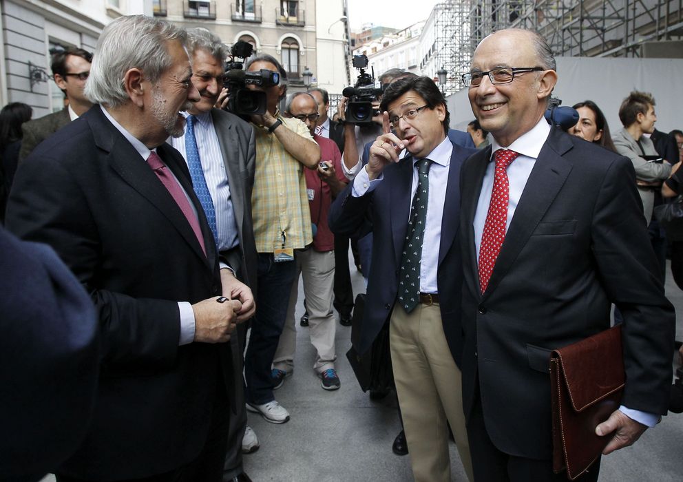 Foto: Antonio Beteta, a la izquierda, y Cristóbal Montoro, a la derecha. (Efe)