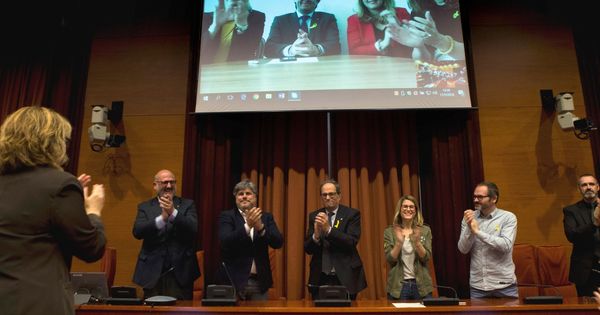 Foto: El presidente de la Generalitat, Quim Torra (c), aplaudido por los diputados de JxCAT, al inicio de la reunión con presencia telemática desde Berlín de Carles Puigdemont. (EFE)