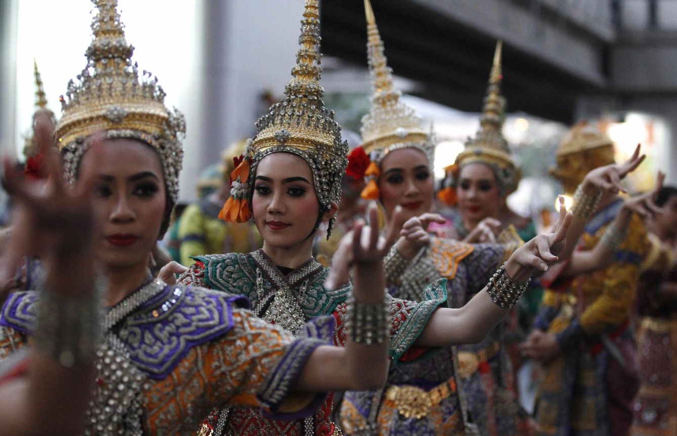 Bailarinas durante un desfile en Bangkok durante una campaña oficial de promoción de la cultura tailandesa, en enero de 2015 (Reuters)