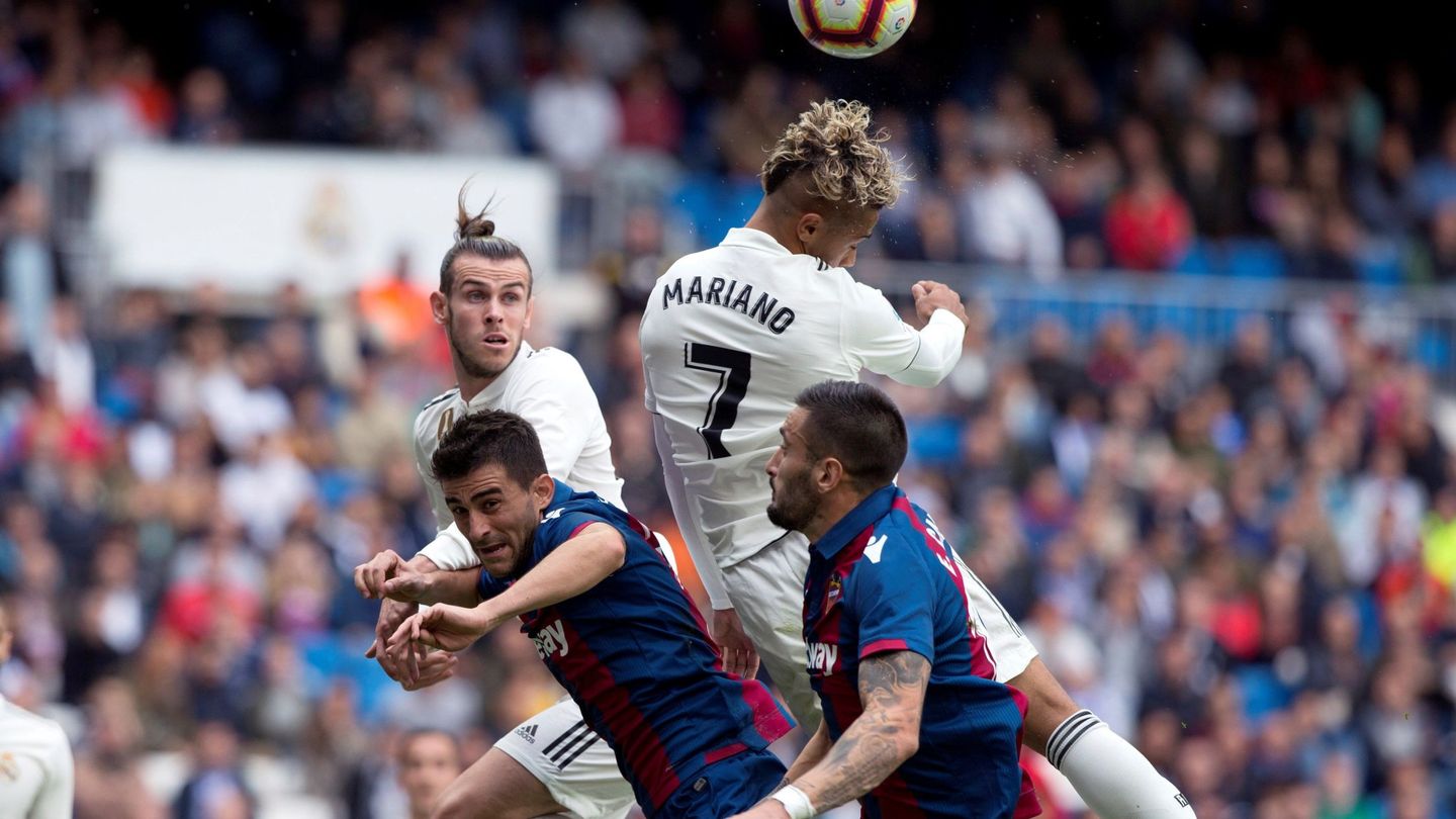 Mariano intenta un remate contra el Levante. (EFE) 