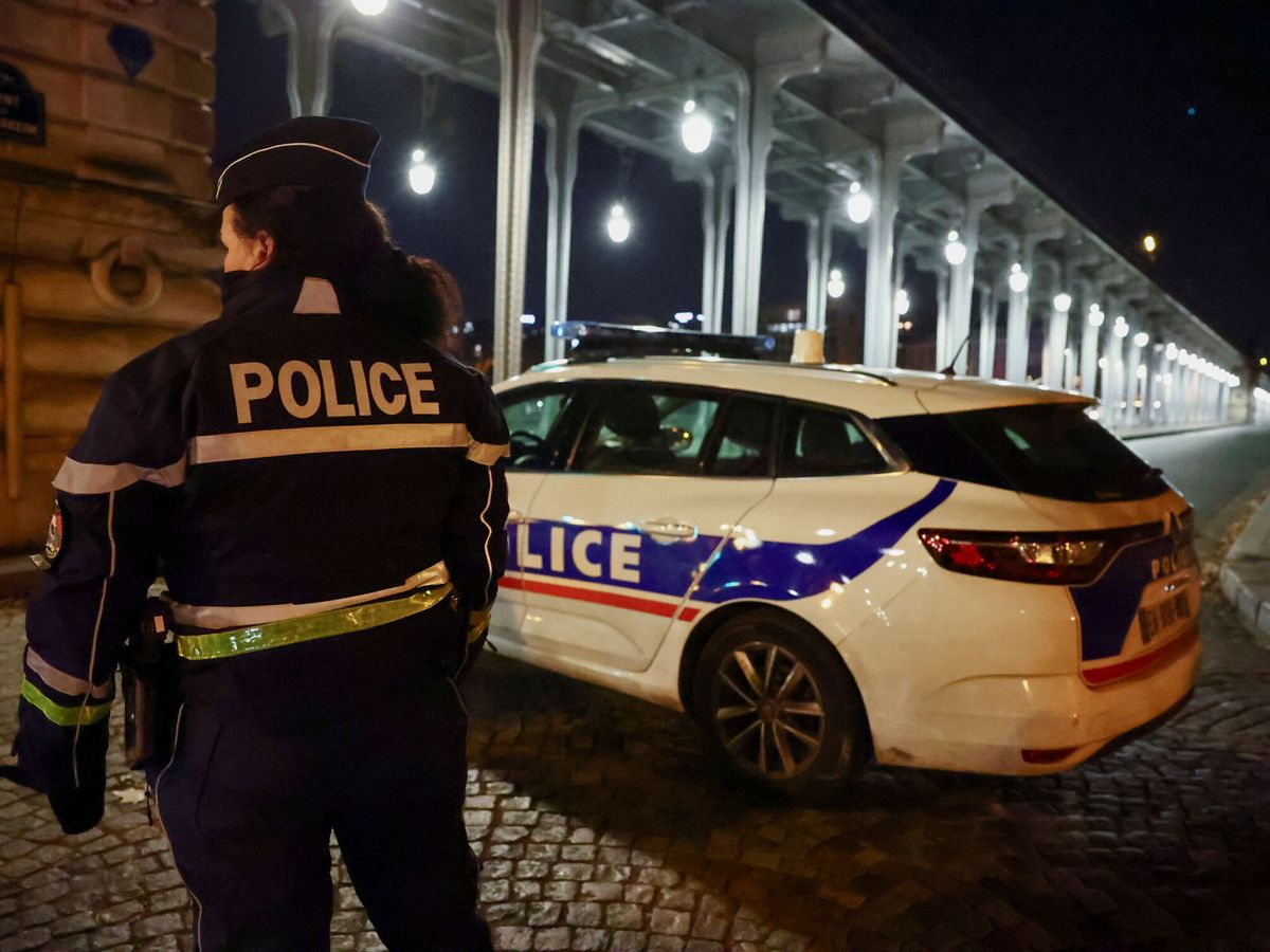 Foto: Vista de una agente policial de Francia. (Reuters/Stephanie Lecocq)