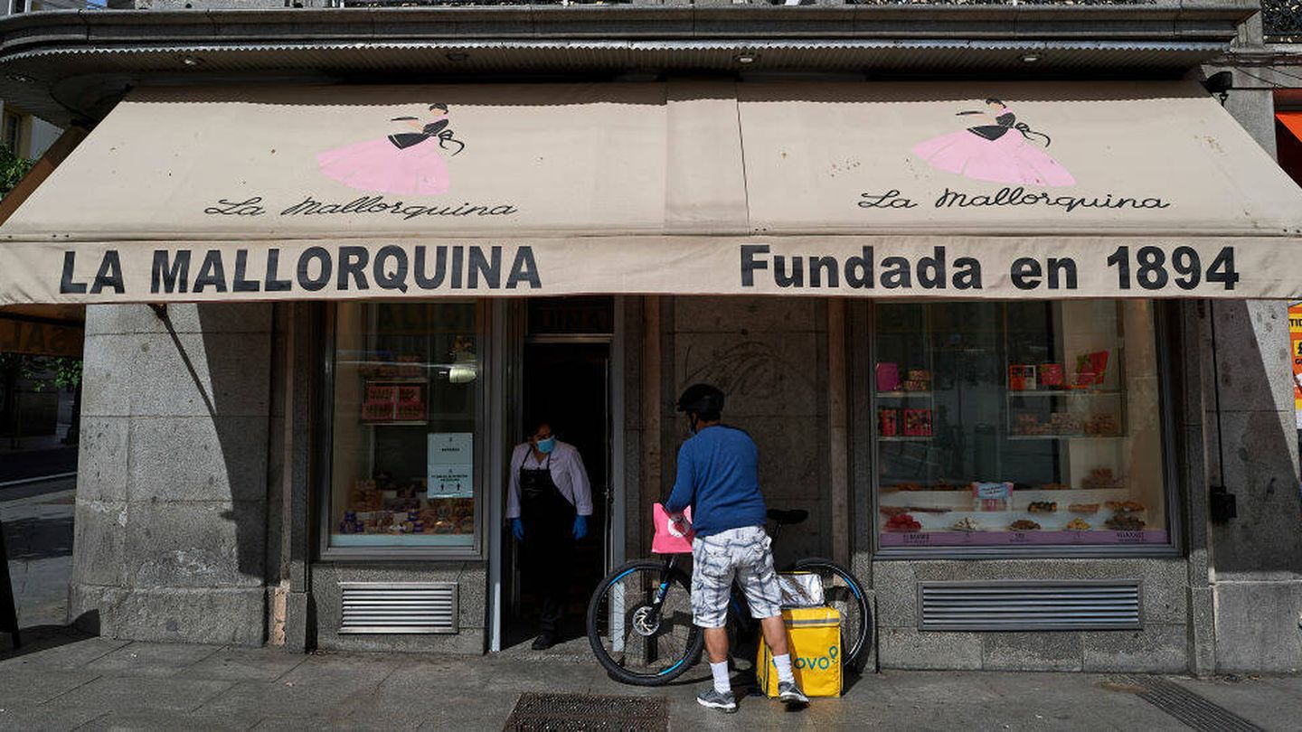 Un 'rider' de Glovo recoge un pedido en un establecimiento en Madrid. (Getty Images)