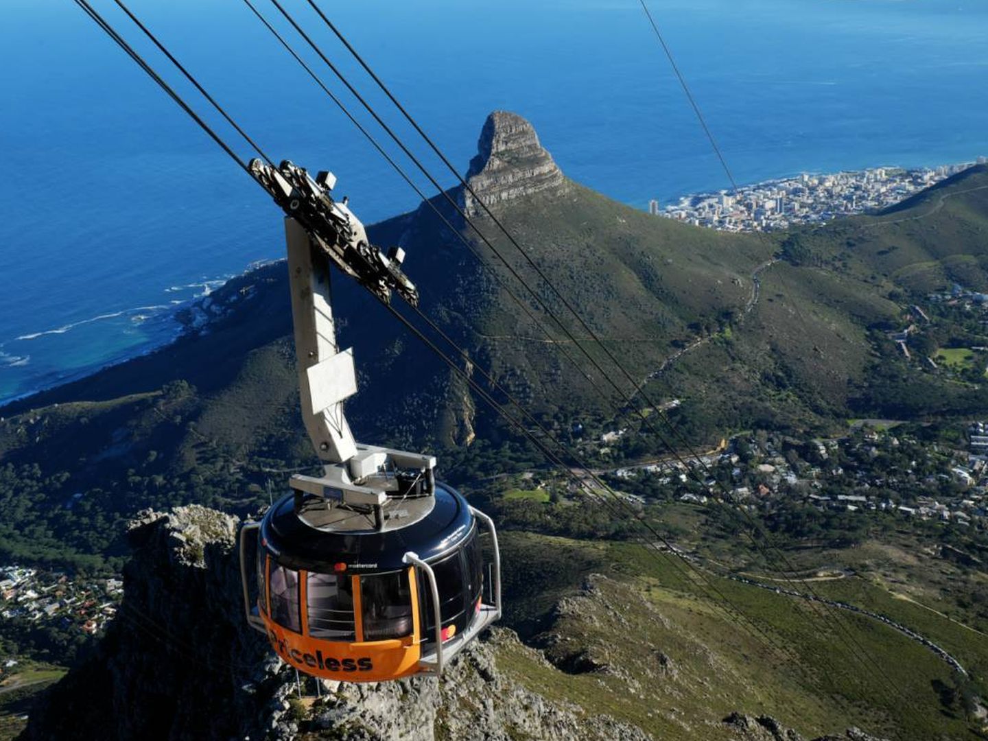 Sobrevolando Ciudad del Cabo en teleférico. (Foto: Table Mountain Aerial Cableway)