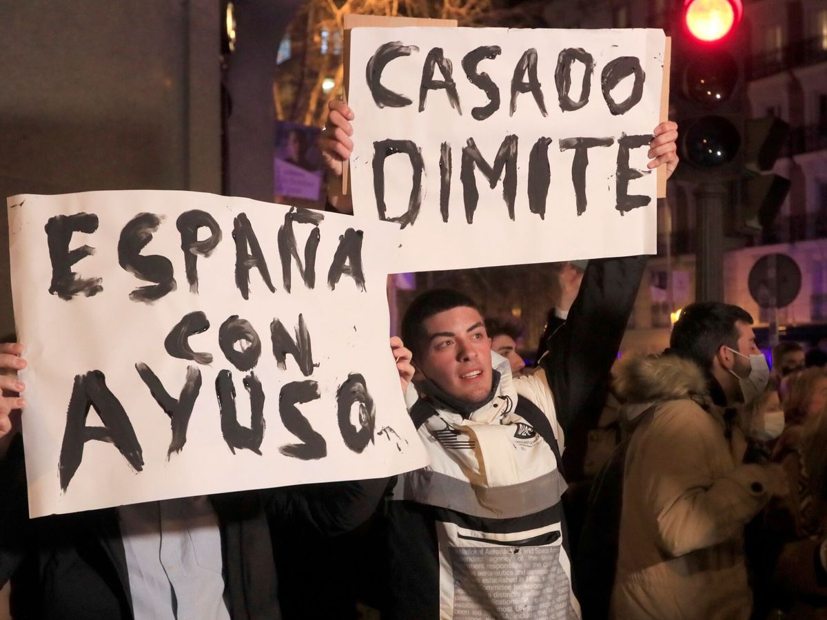 Foto: Militantes del PP se manifiestan ante la sede de Génova para pedir la dimisión de Casado y García Egea. (EFE/Fernando Alvarado)