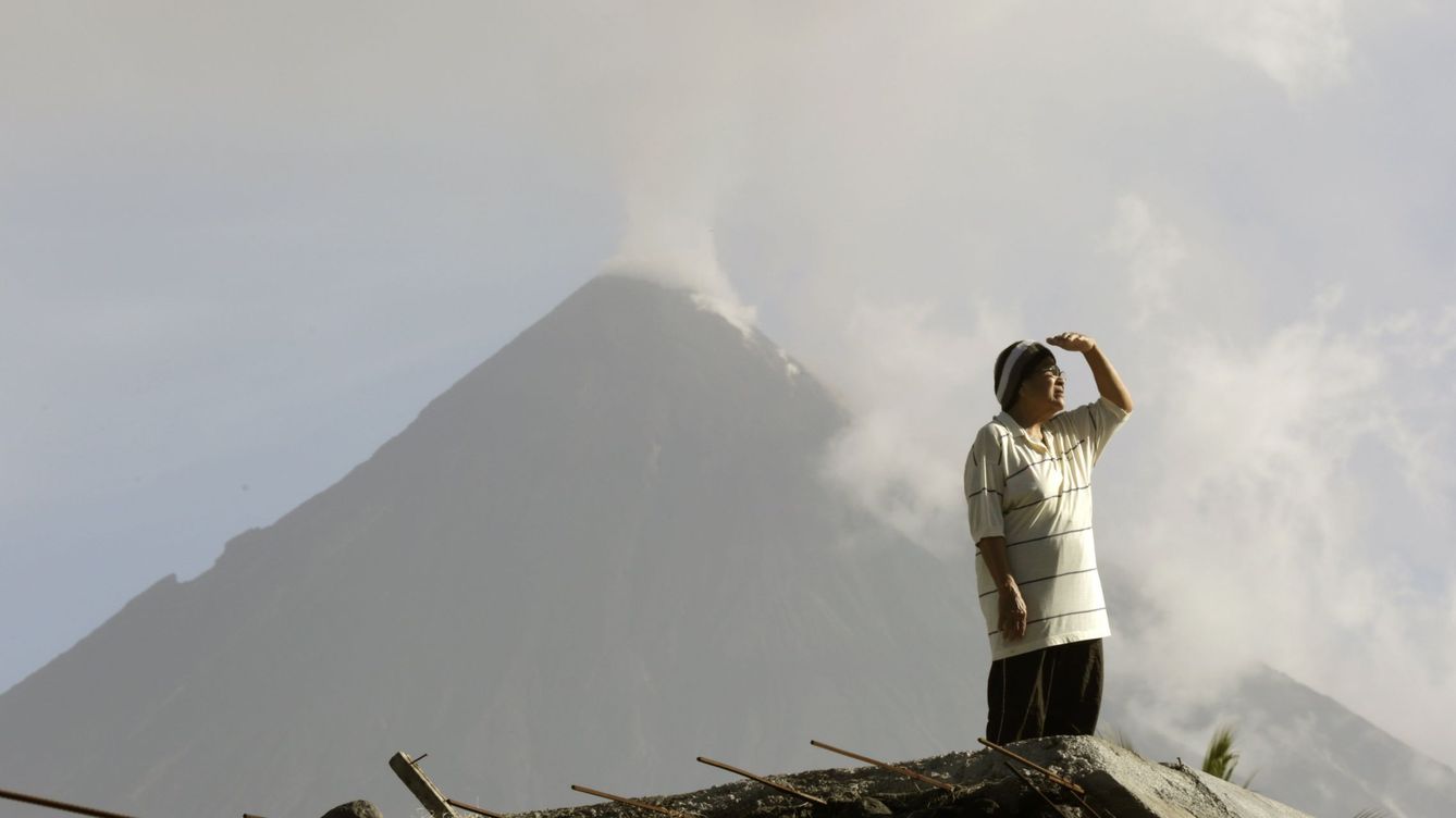 Foto: Un aldeano observa a los pies del estruendoso volcán Mayon, en la localidad de Guinobatan. (EFE/Francis R. Malasig)