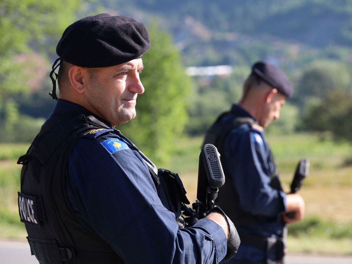 Foto: Un control de policía en Kupce, Kosovo. Fatos Bytyci  / REUTERS