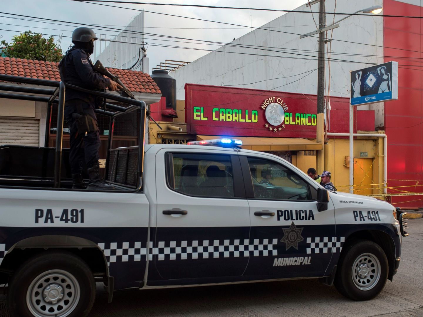 Agentes de la policía pasan este miércoles frente al bar El Caballo Blanco, atacado por un grupo armado, en Coatzacoalcos, en el estado de Veracruz (México). (Efe)