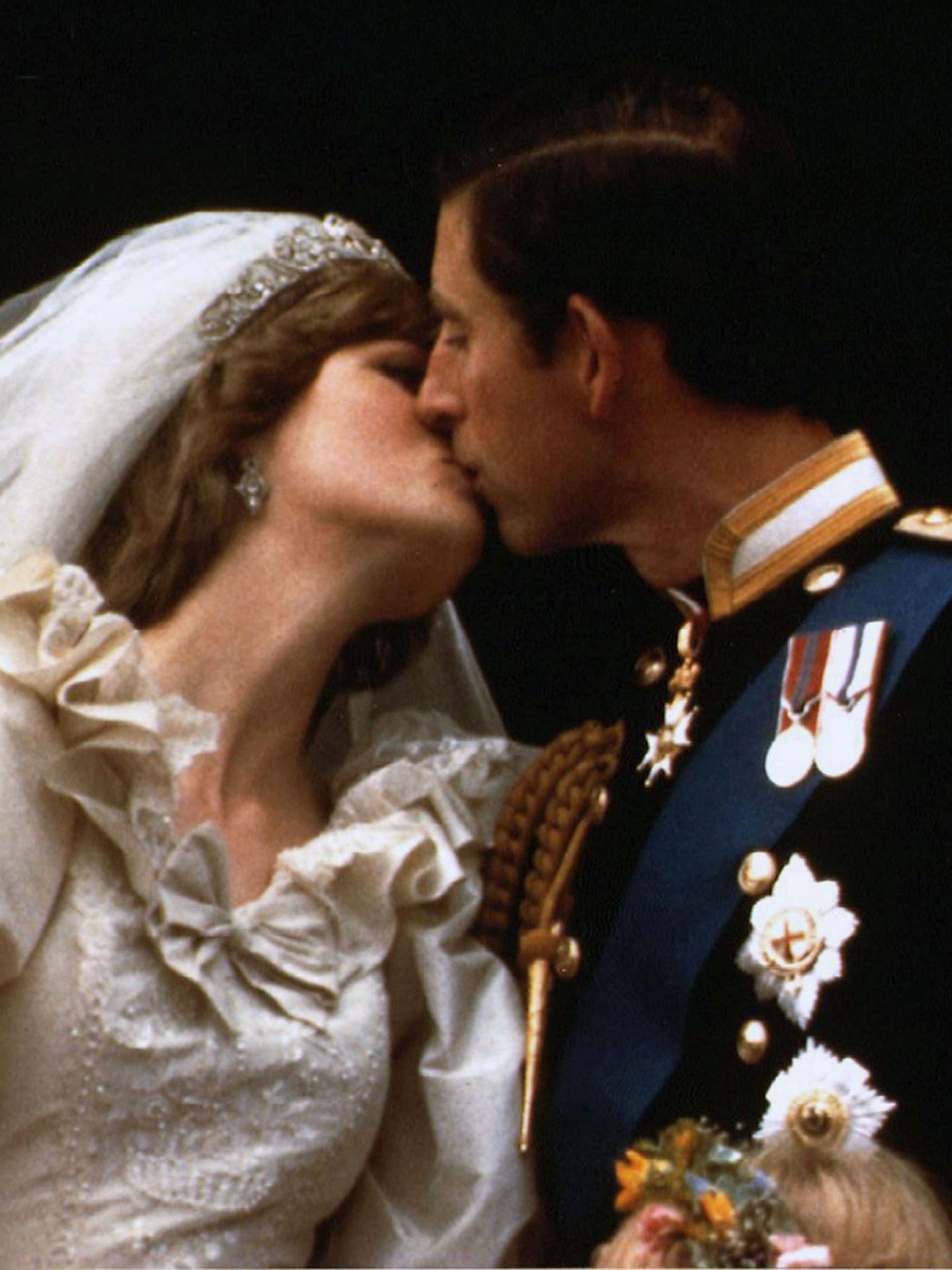 Carlos III, junto a Diana de Gales el día de su boda. (Reuters)