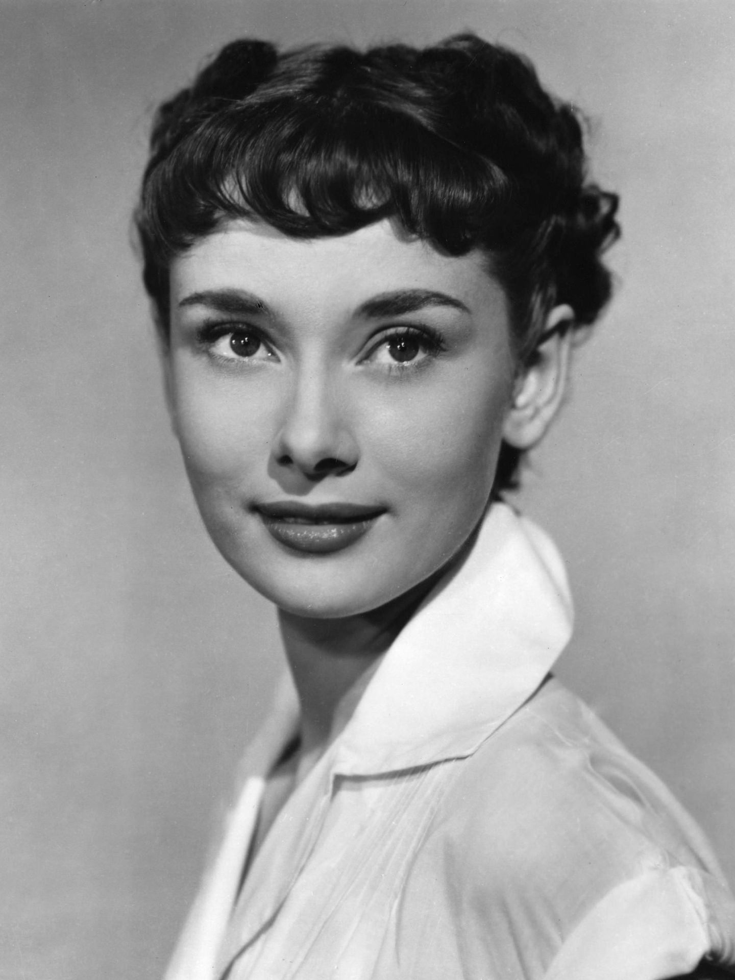 Audrey Hepburn, en 1953 durante el rodaje de 'Vacaciones en Roma' con el baby bang y el corte de pelo que le dieron la fama. (Cordon Press)