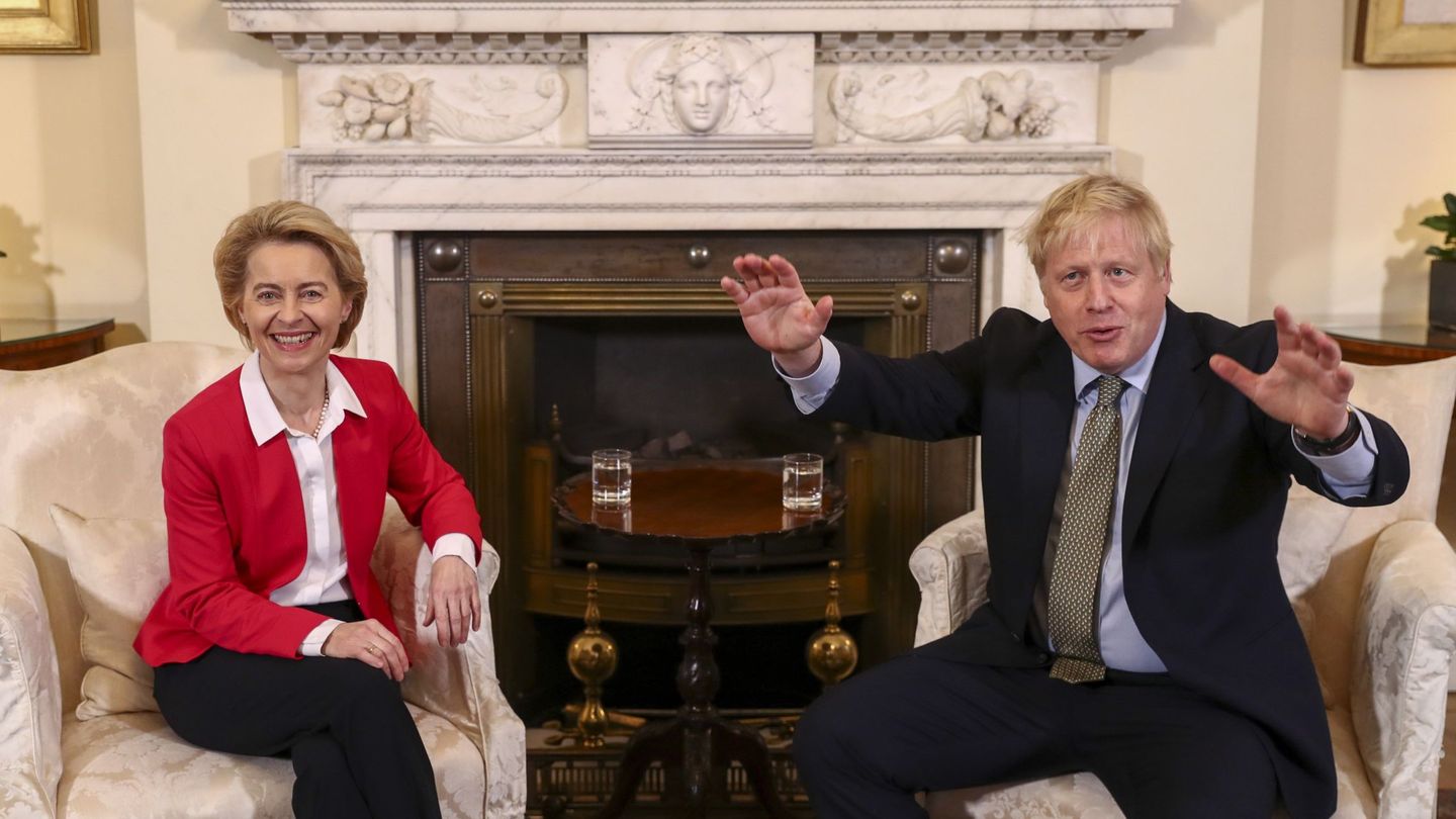 El primer ministro británico, Boris Johnson, junto a la presidenta de la Comisión Europea, Ursula von der Leyen, el pasado enero. (EFE)