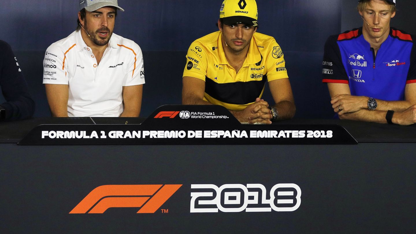 El piloto mexicano de Force India, Sergio Pérez (i), los españoles de McLaren, Fernando Alonso (2i), y de Renault, Carlos Sainz (2d), y el neozelandés de Toro Rosso, Brendon Hartley (d), este jueves en Montmeló. (EFE)