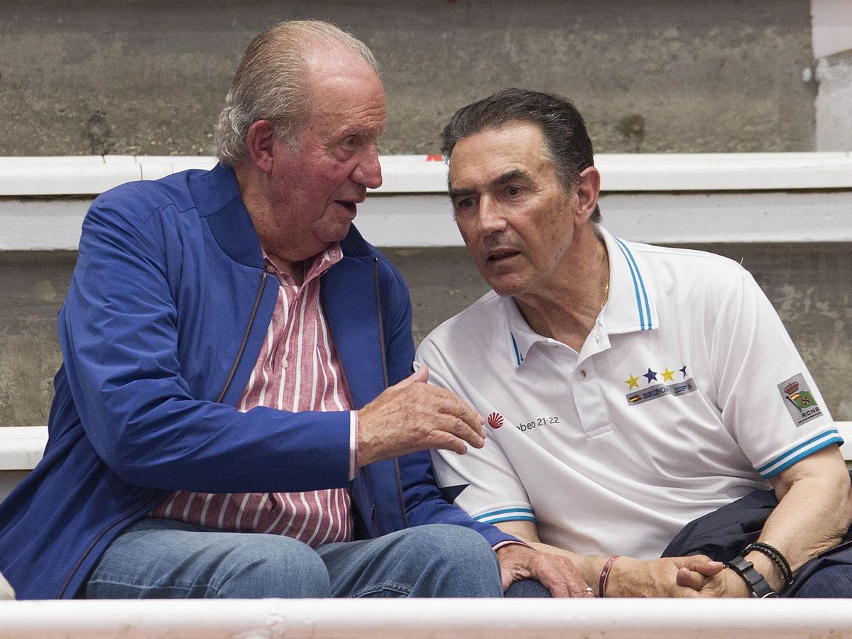 Foto: El rey Juan Carlos, charlando con Pedro Campos en 2022. (EFE/Salvador Sas)