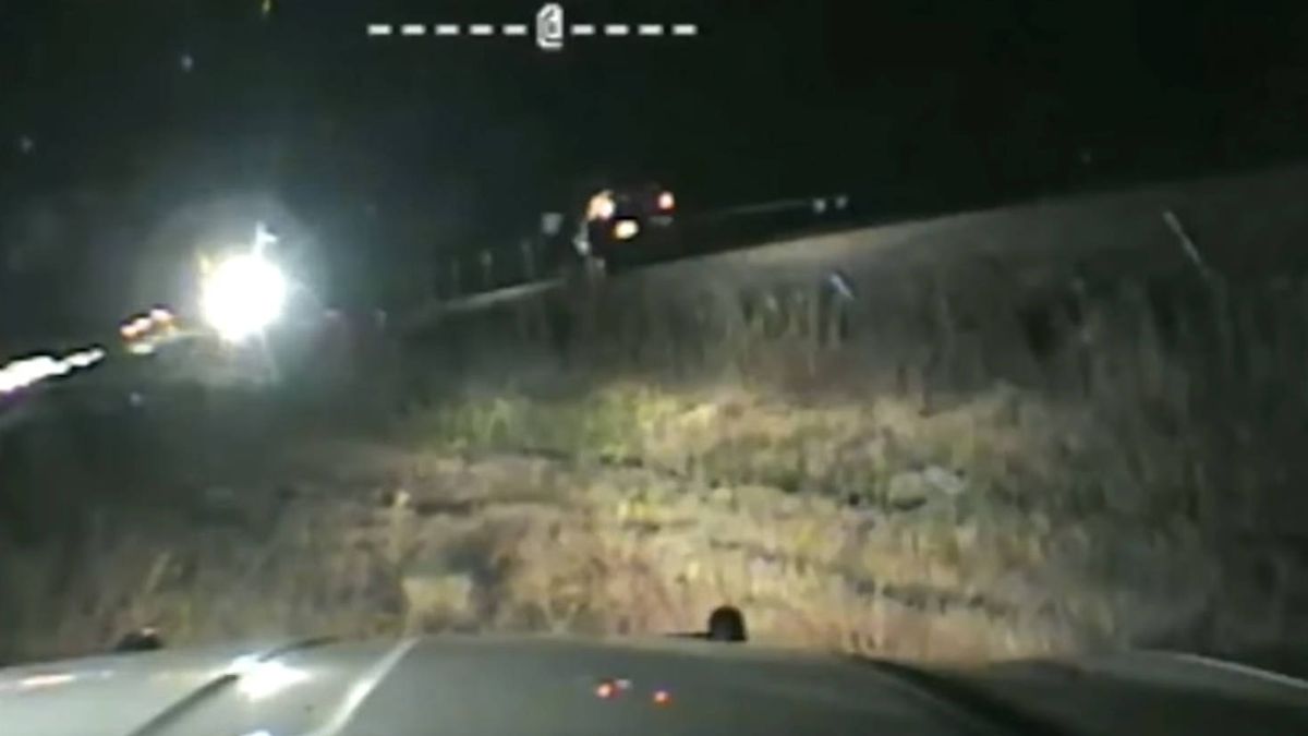 Un policía se juega la vida para evitar que un tren arrolle un coche por un segundo