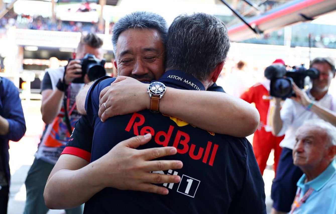 Los jefes de Red Bull y Honda abrazados en su primera victoria esta temporada. (Honda)
