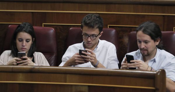 Foto: El líder de Podemos, Pablo Iglesias (d), el diputado Íñigo Errejón (c) y la portavoz parlamentaria, Irene Montero (i). (EFE)