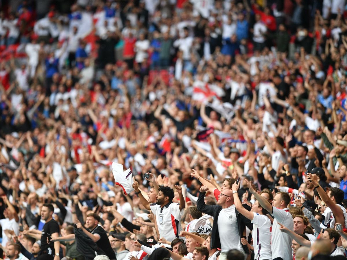 Foto: Los aficionados ingleses durante el encuentro ante Alemania. (EFE)