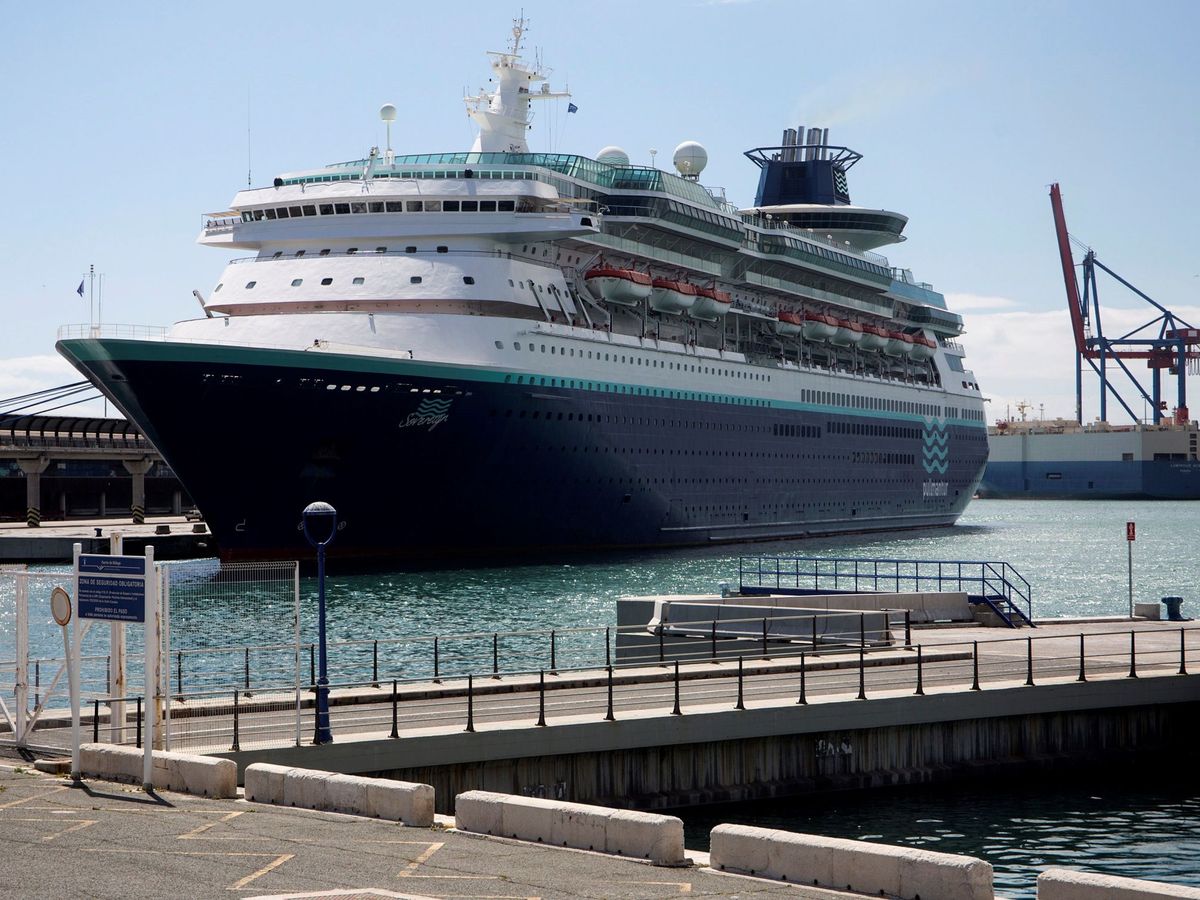 Foto: El crucero Sovereign, perteneciente a la compañía Pullmantur, que se encuentra atracado en el puerto de Málaga. (EFE)