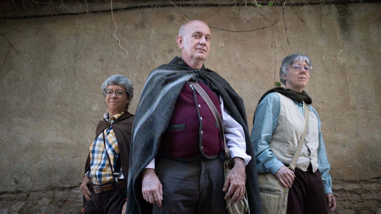 Foto: Asun, Gonzalo y Gemma, tres 'hobbits' en el Camino del Anillo madrileño. (Isabel Blanco)