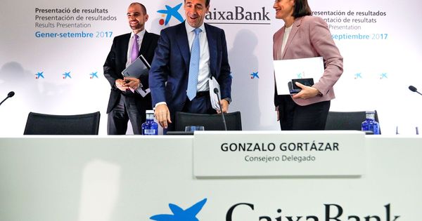 Foto: El consejero delegado de CaixaBank, Gonzalo Gortázar (c). (EFE)