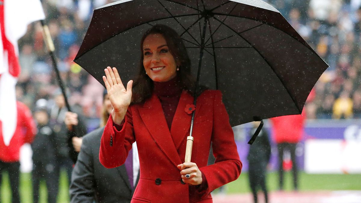 Kate, una princesa bajo la lluvia: abrigo de Alexander McQueen para debutar como sustituta de Harry