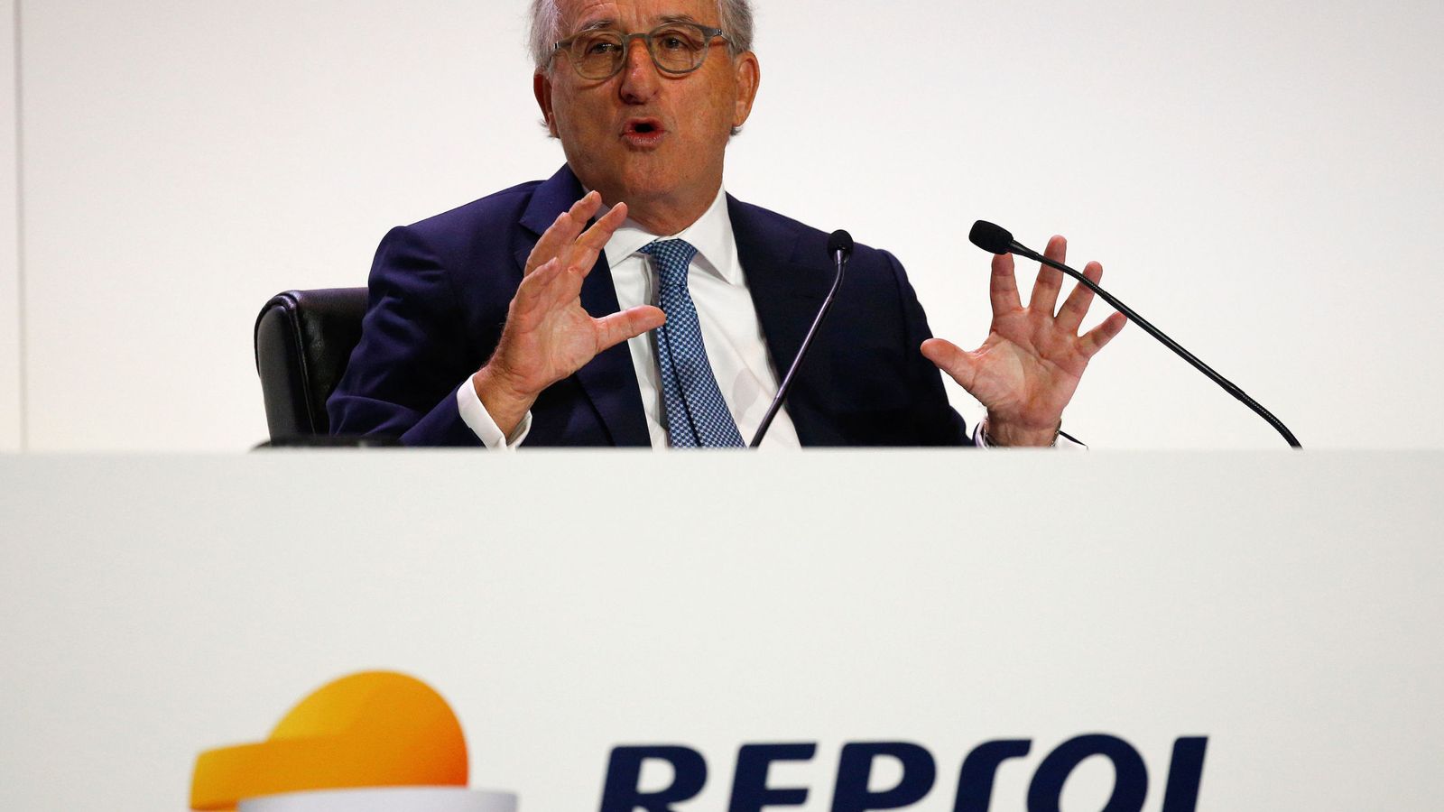 Foto: El presidente de Repsol, Antonio Brufau, durante su intervención en una junta de accionistas de la compañía. (Reuters)