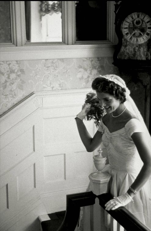Jackie Kennedy en la casa de Hammersmith de Newport, en Rhode Island, el día de su boda, el 12 de septiembre de 1953. 