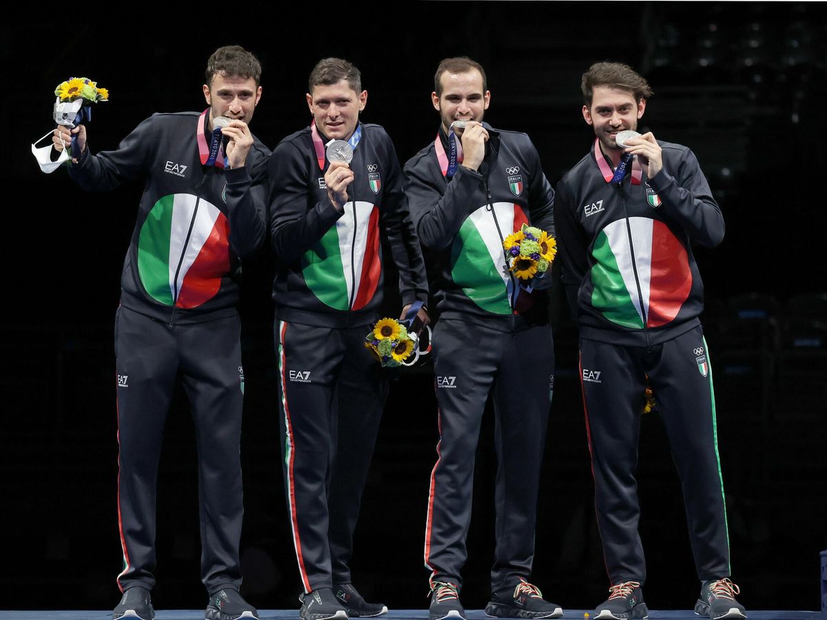 Foto: El equipo italiano de esgrima celebra su medalla de plata en Tokio 2020. (EFE)