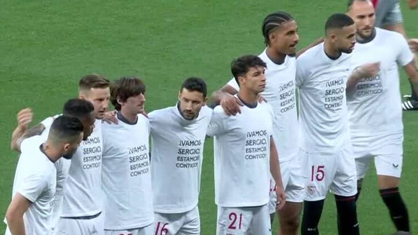 Los jugadores del Sevilla, con camisetas de apoyo a Sergio Rico en el calentamiento de la final de la Europa League. 