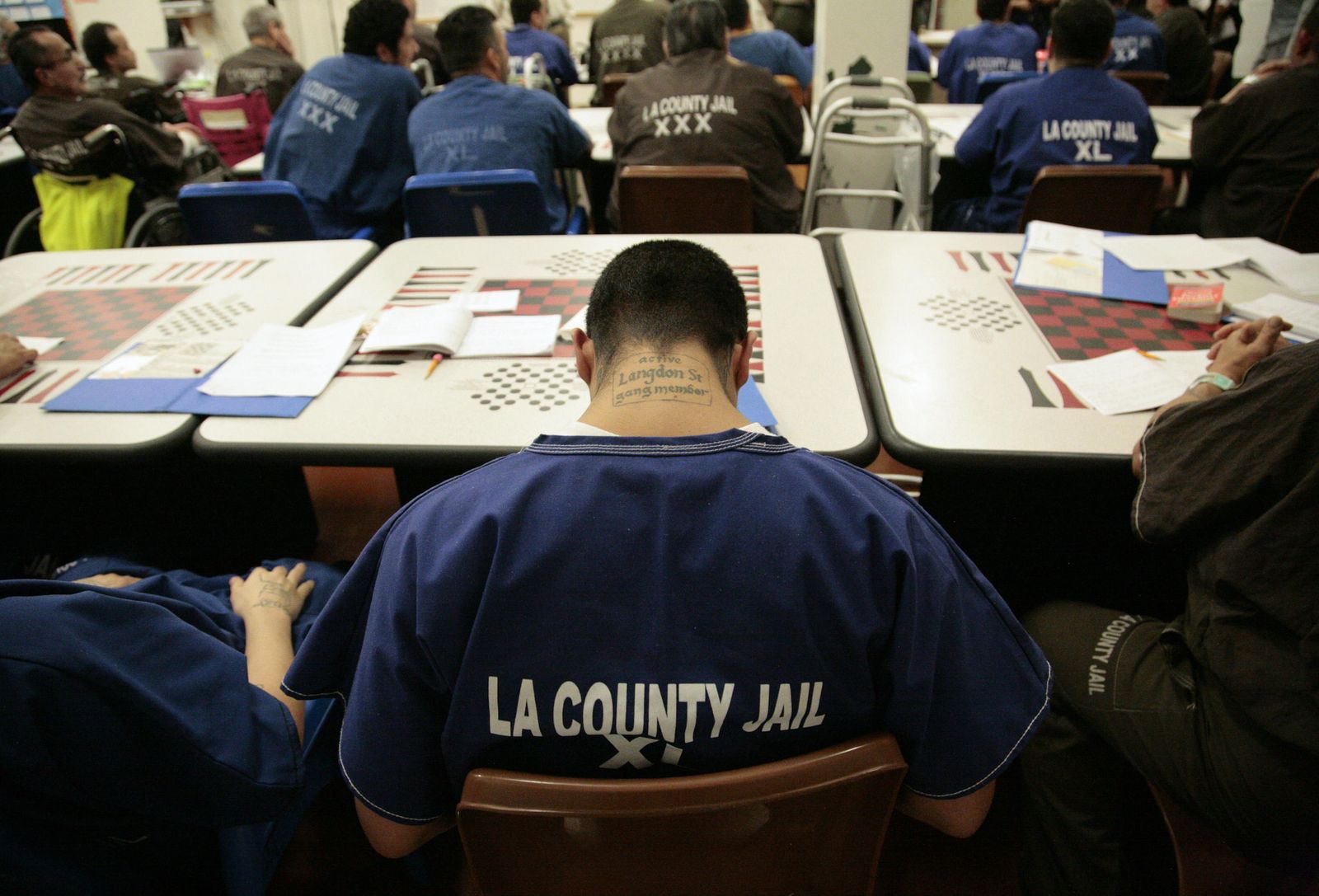 Foto: Reclusos asisten a una clase de reintegración social en la Men's Central Jail de Los Ángeles, California (Reuters).   