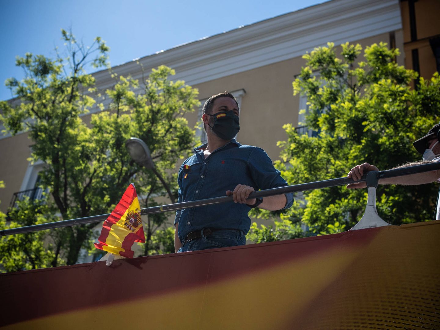 Santiago Abascal saluda a los manifestantes desde el autobús fletado por Vox. (Foto: C.C.)