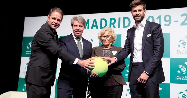 Foto: De izquierda a derecha en la presentación de Madrid como sede de la Davis: Kelly Fairweather, Ángel Garrido, Manuela Carmena y Gerard Piqué. (EFE)