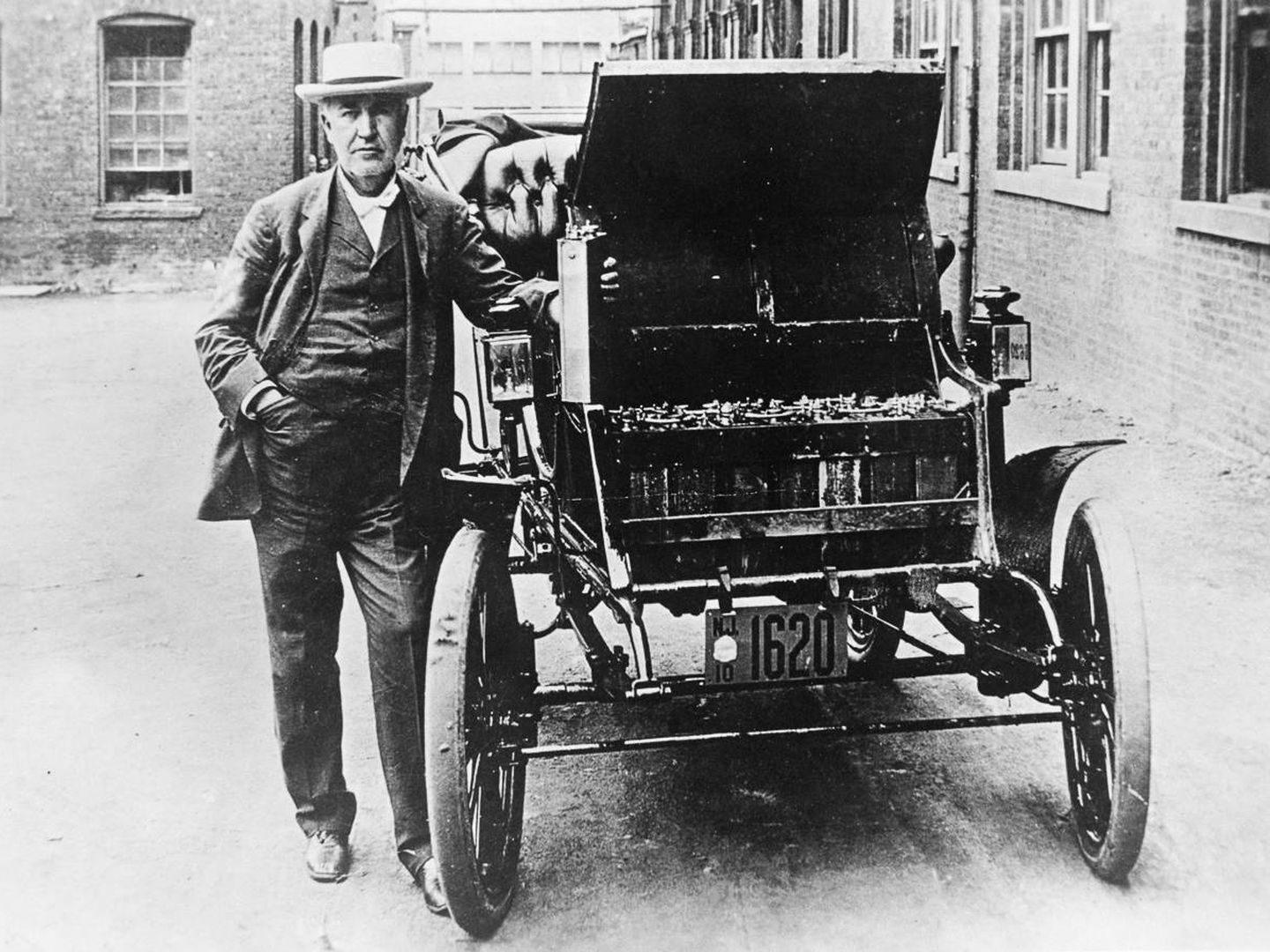 Thomas Edison junto a su coche eléctrico. (Wikipedia)