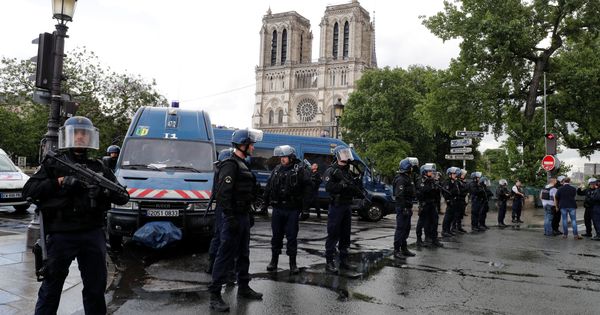 Foto: Policías franceses cerca de Notre Dame. (Reuters)