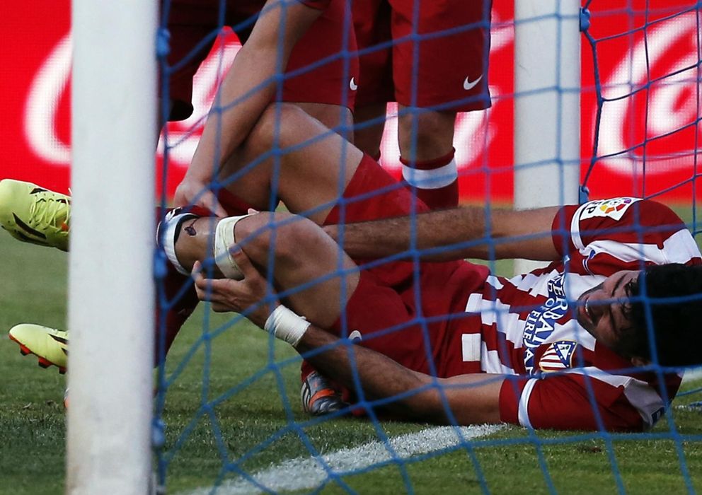 Foto: Diego Costa se duele de la herida abierta en la pierna izquierda (Reuters).