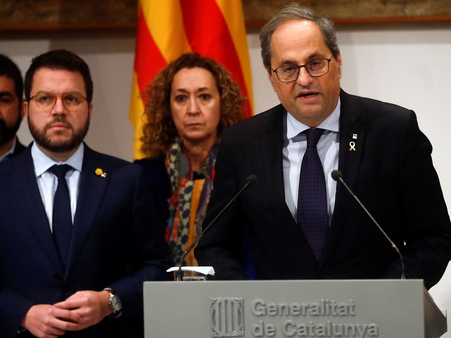 El presidente de la Generalitat, Quim Torra (d), arropado por su Ejecutivo. (EFE)