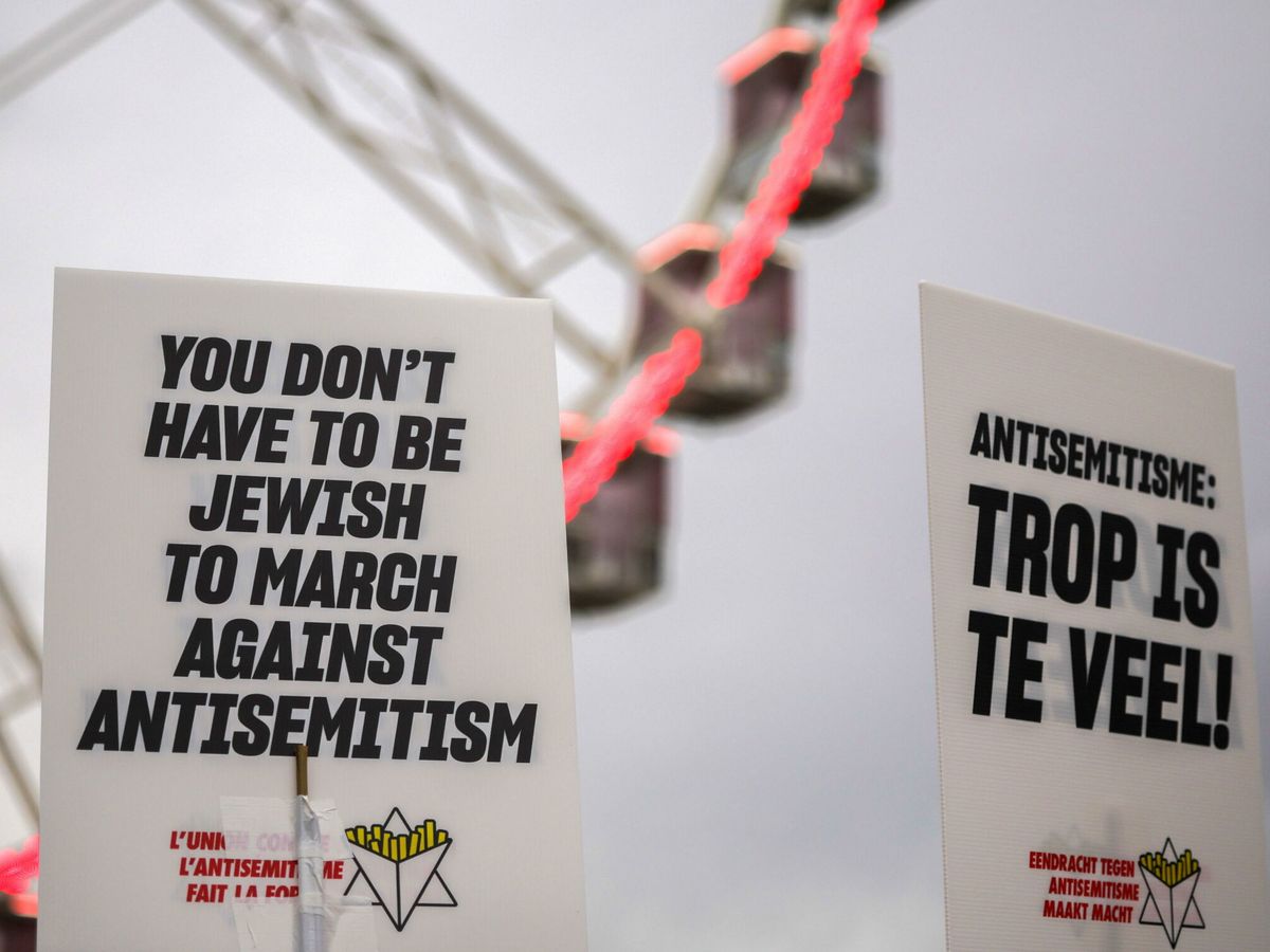 Foto: Cartel de una marcha contra el antisemitismo en Bruselas. (EFE/Olivier Matthys)